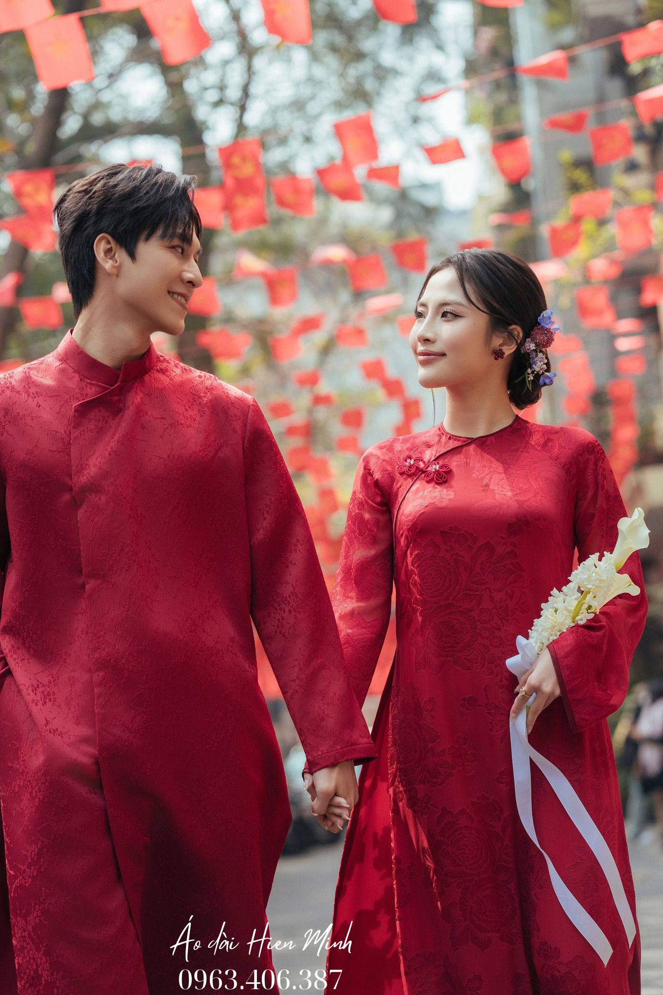 Áo dài đôi màu đỏ nổi bật, sang trọng