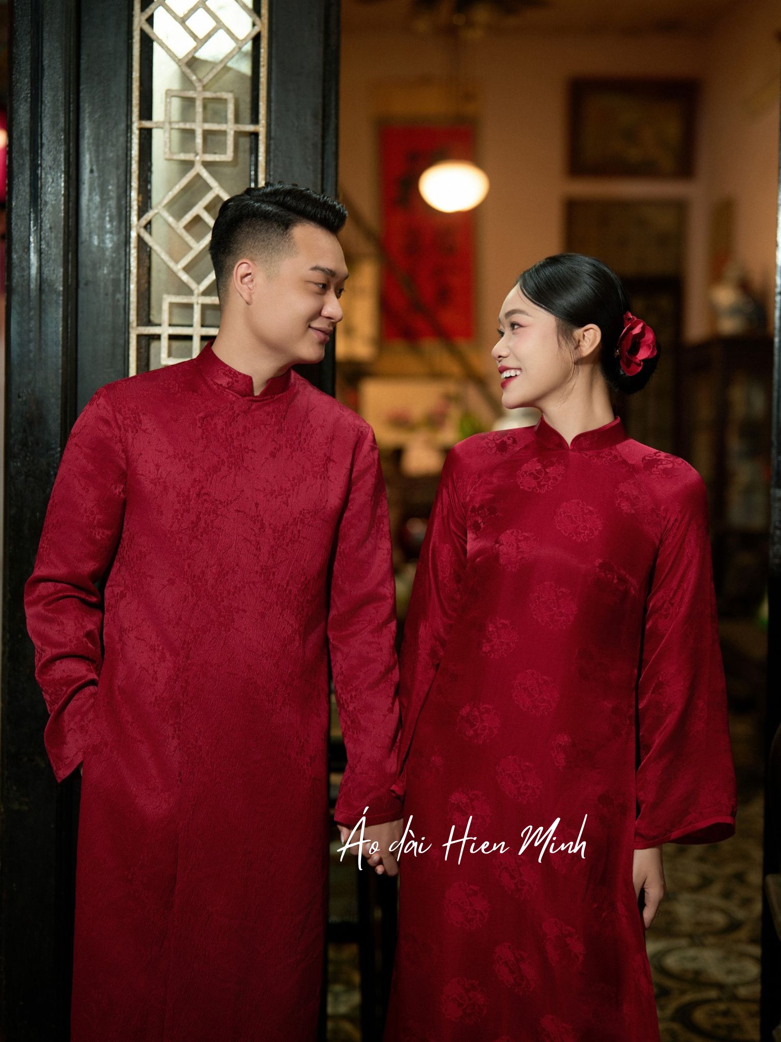 Áo dài đôi màu đỏ sang trọng, hiện đại