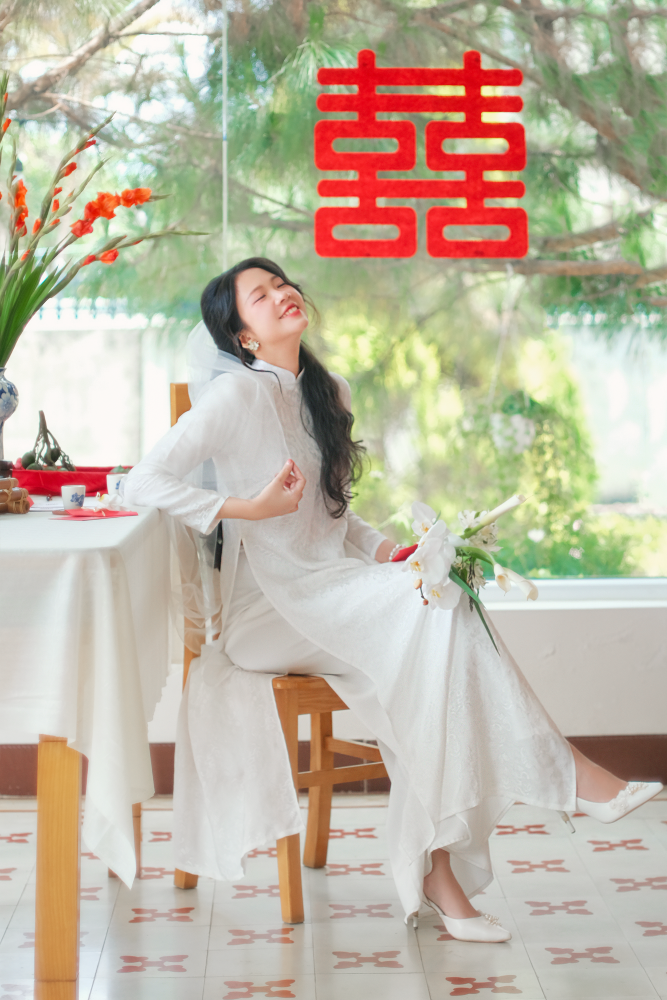 Áo dài nữ màu trắng nhẹ nhàng, thanh lịch