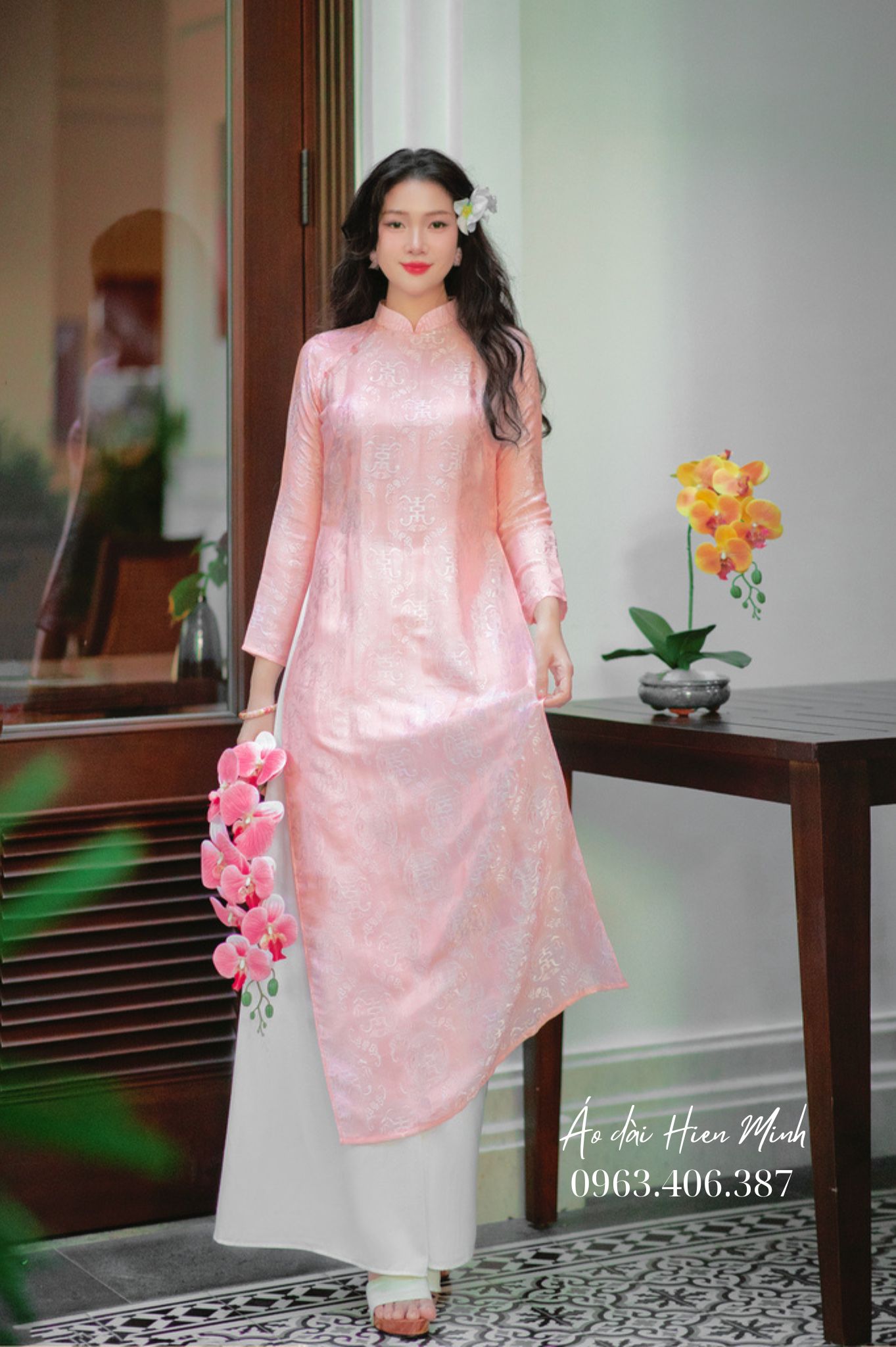 Áo dài nữ màu hồng nhẹ nhàng thanh lịch