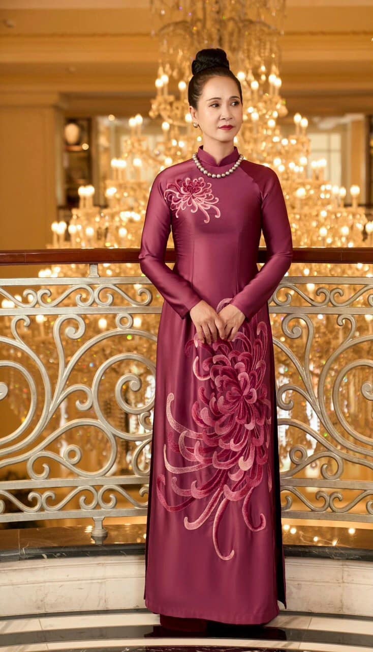 Áo dài bà sui màu mận quý phái