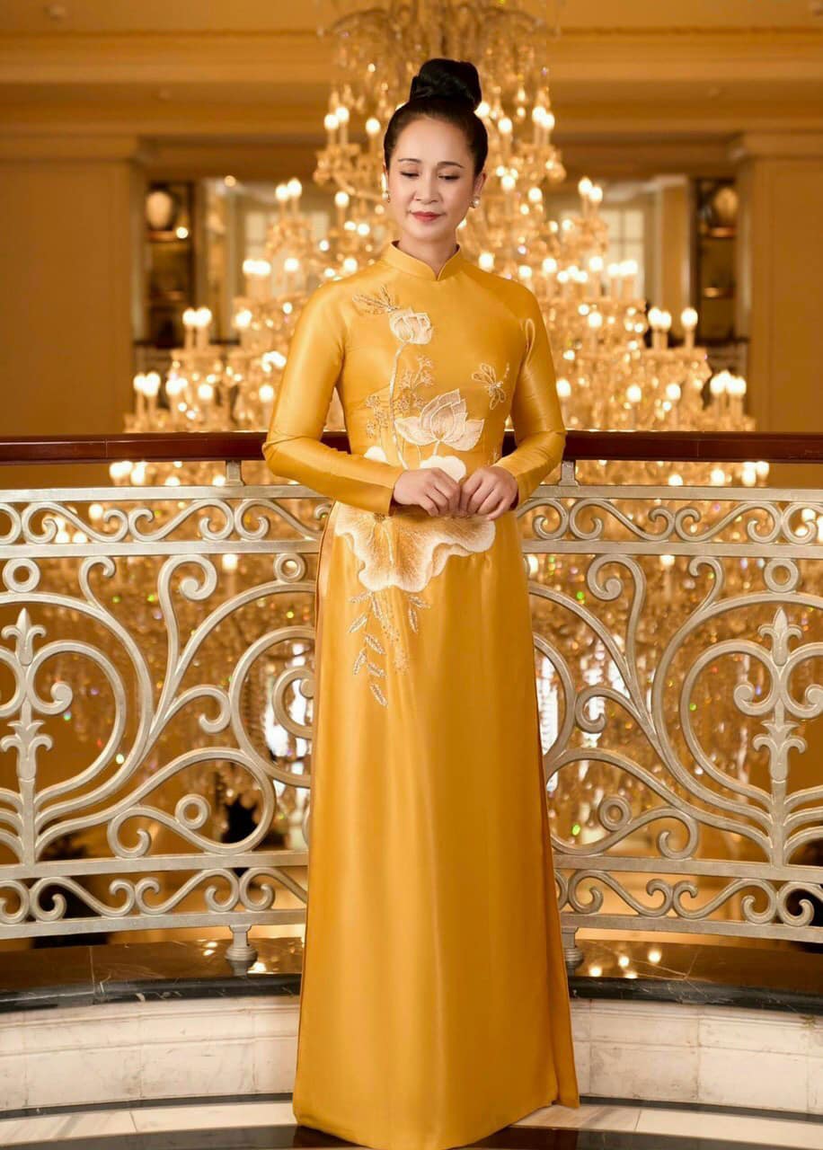 áo dài bà sui trang nhã màu vàng đồng