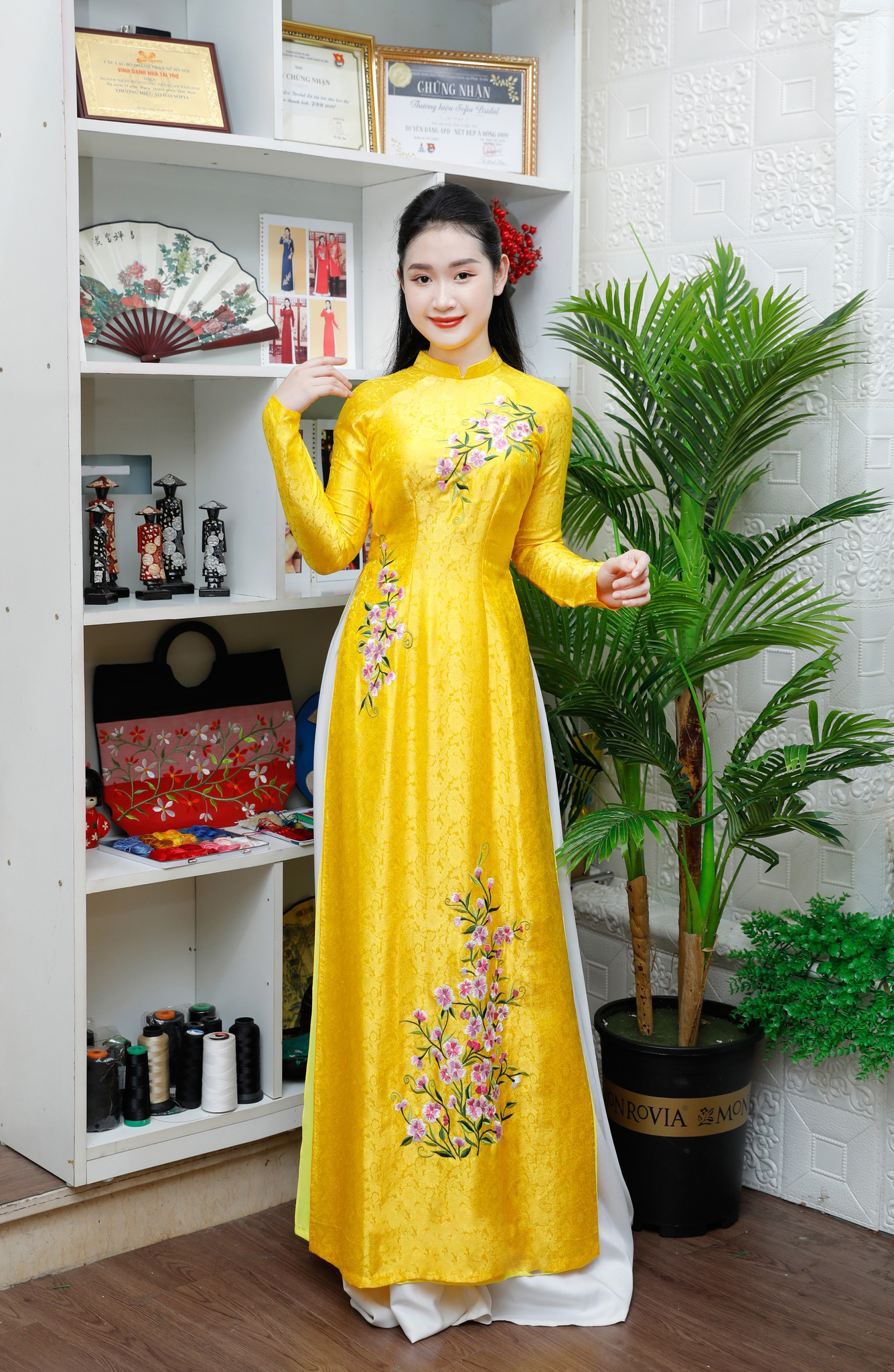 áo dài bà sui màu vàng