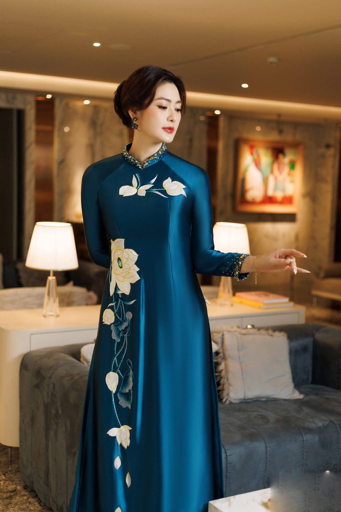 Áo Dài Trung Niên Màu Xanh Họa Tiết Sen Thêu Thanh Lịch