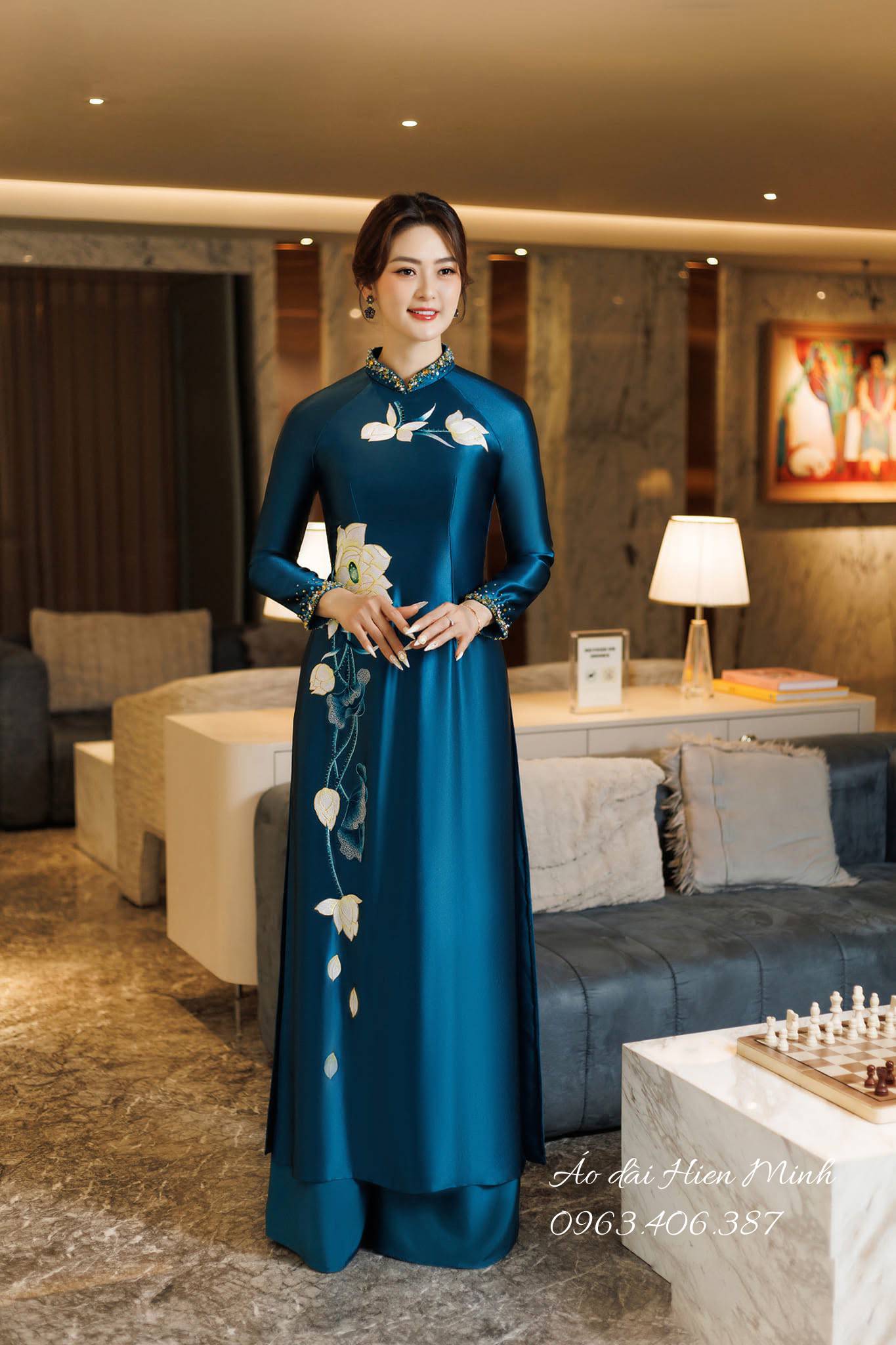 Áo Dài Trung Niên Màu Xanh Họa Tiết Sen Thêu Thanh Lịch
