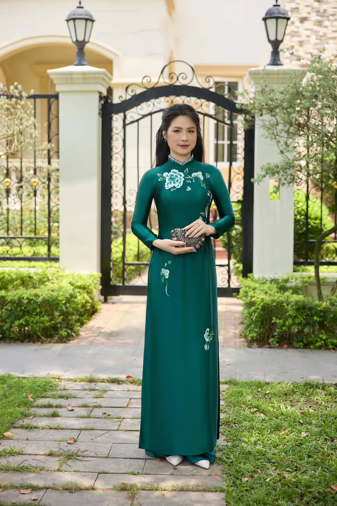 Áo Dài Trung Niên Màu Xanh Ngọc Thêu Hoa Thanh Lịch Cao Cấp