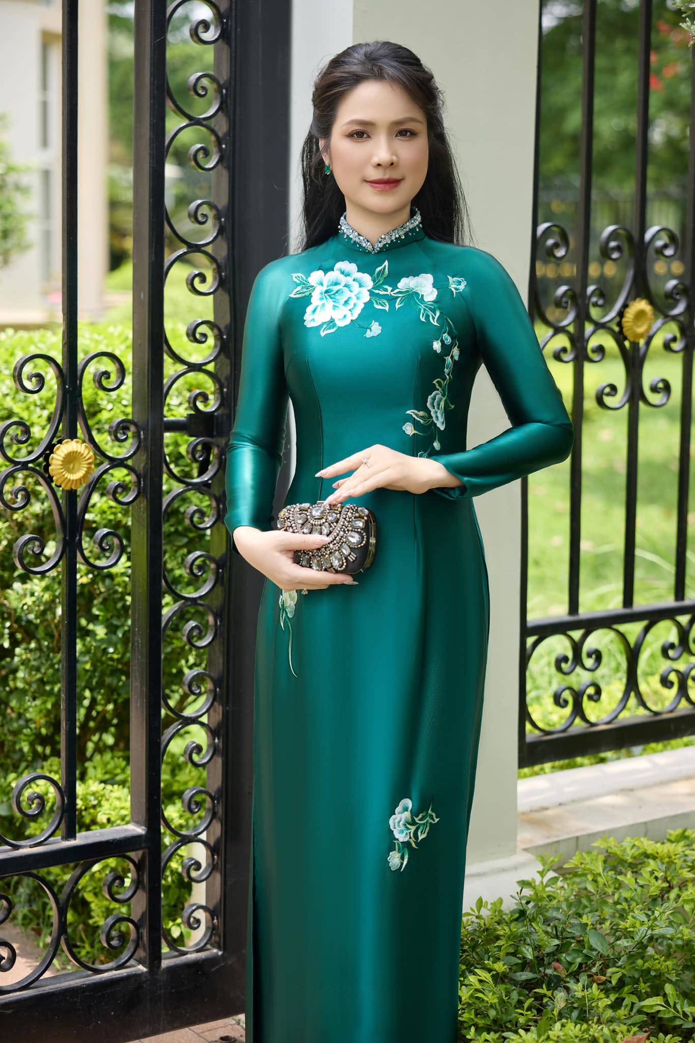 Áo Dài Trung Niên Màu Xanh Ngọc Thêu Hoa Thanh Lịch Cao Cấp