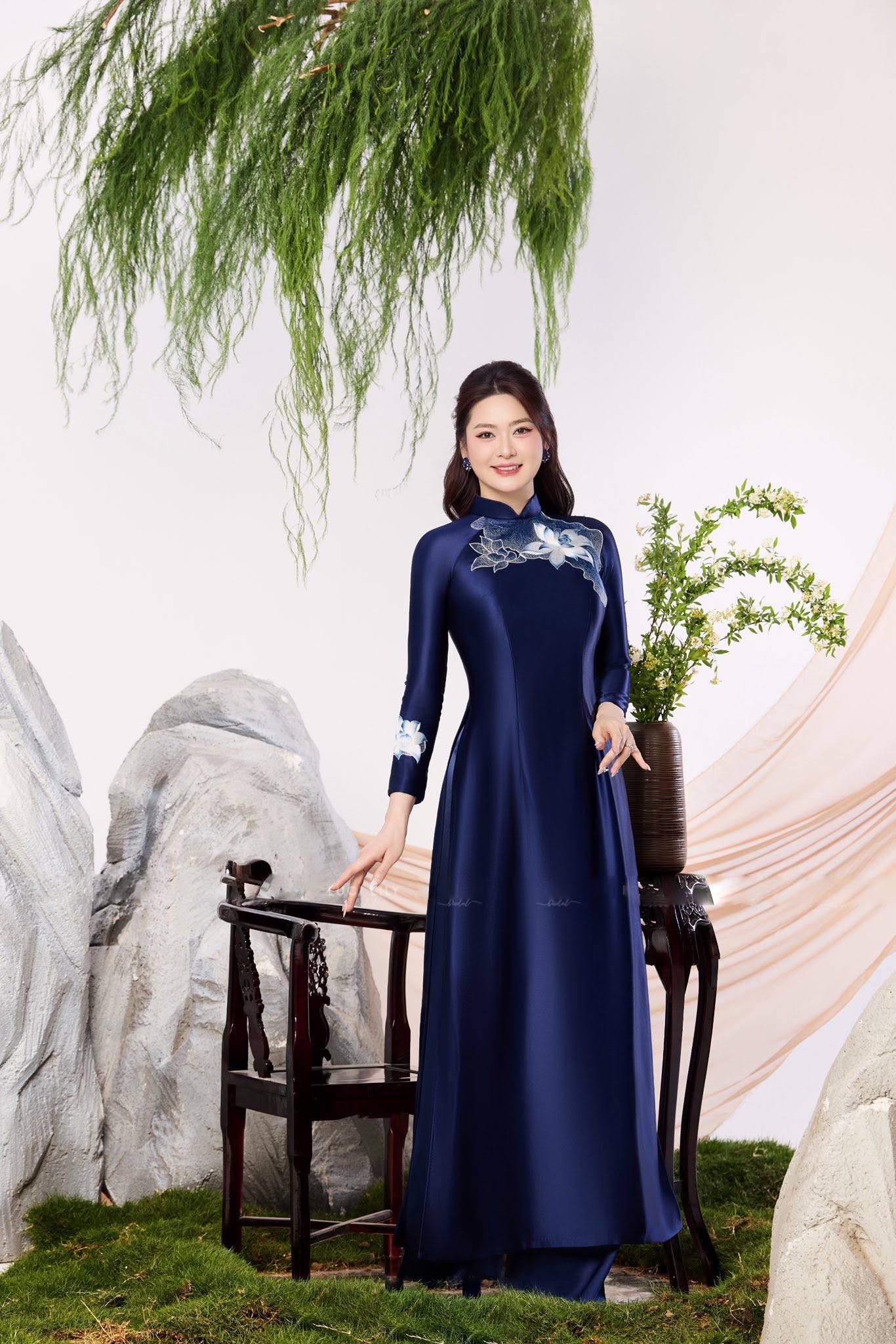 Áo Dài Trung Niên Màu Xanh Navy Thêu Hoa Thanh Lịch