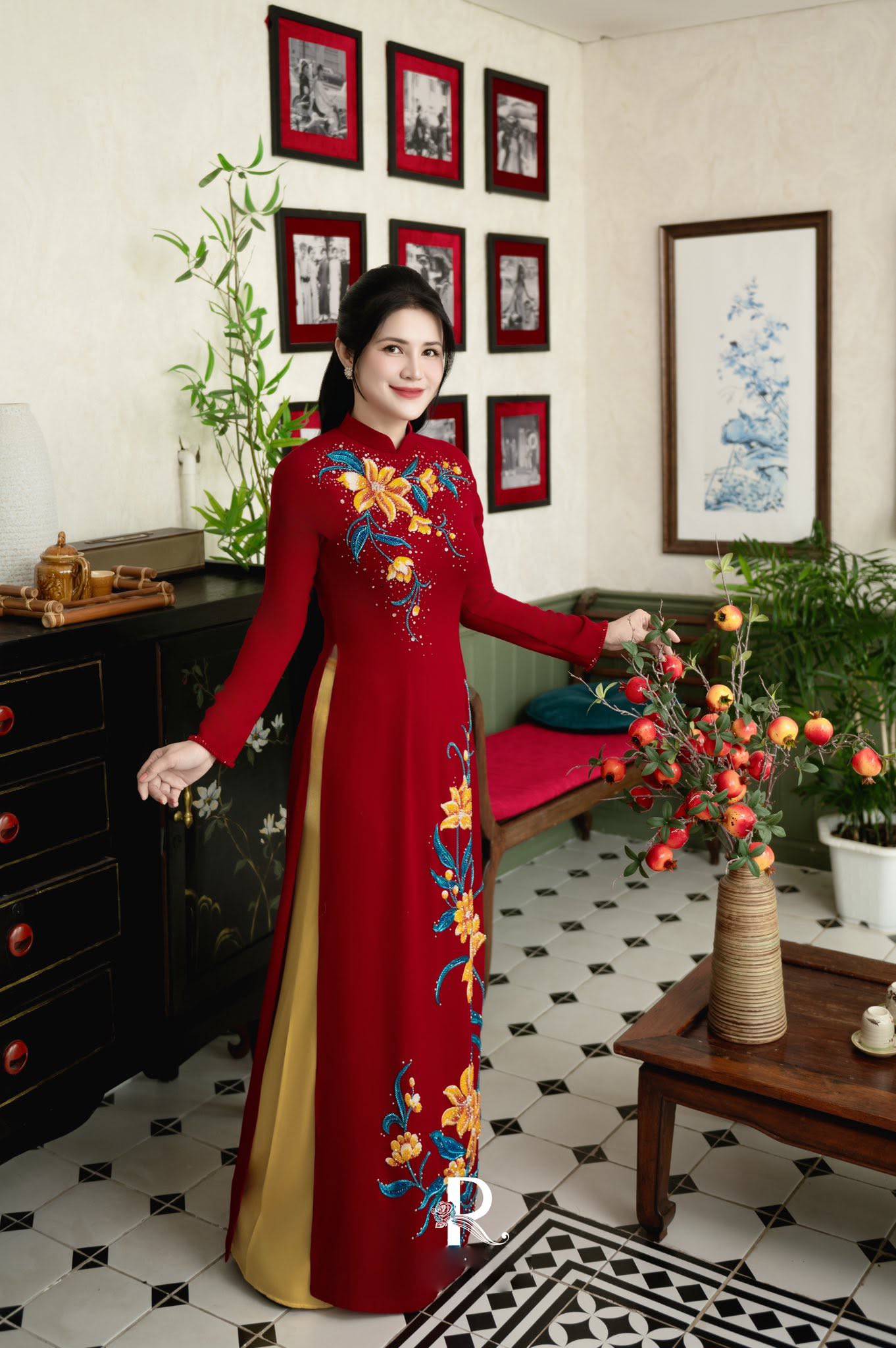 Áo Dài Trung Niên Màu Đỏ Thêu Hoa Đính Đá Cao Cấp