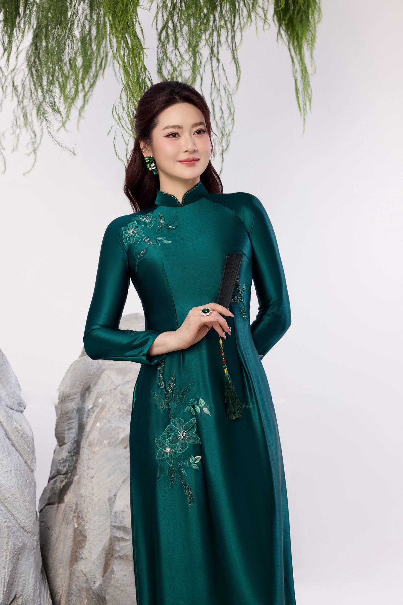 Áo dài trung niên màu xanh thêu hoa thanh lịch