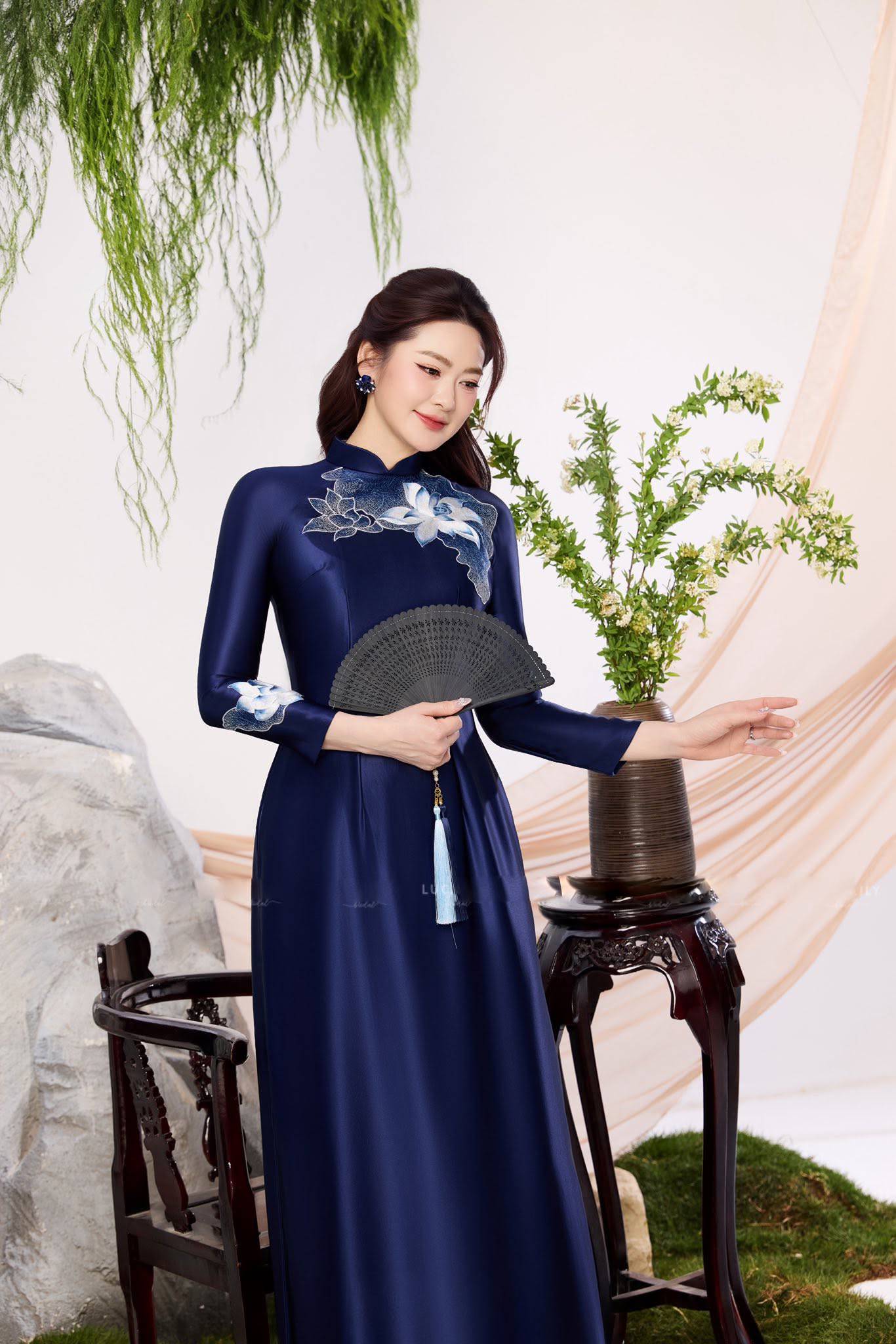 Áo Dài Trung Niên Màu Xanh Navy Thêu Hoa Thanh Lịch