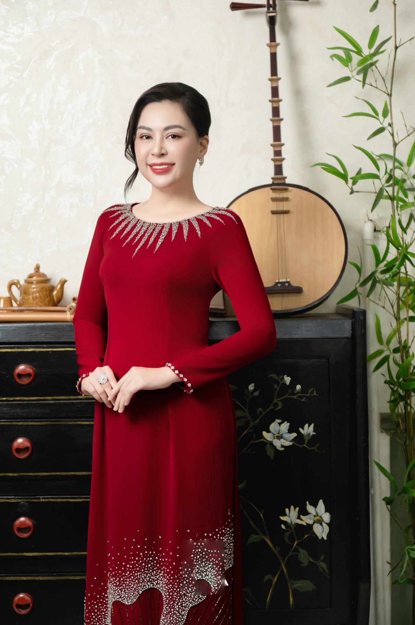 Áo Dài Bà Sui Màu Đỏ Đính Pha Lê Sang Trọng, Quý Phái