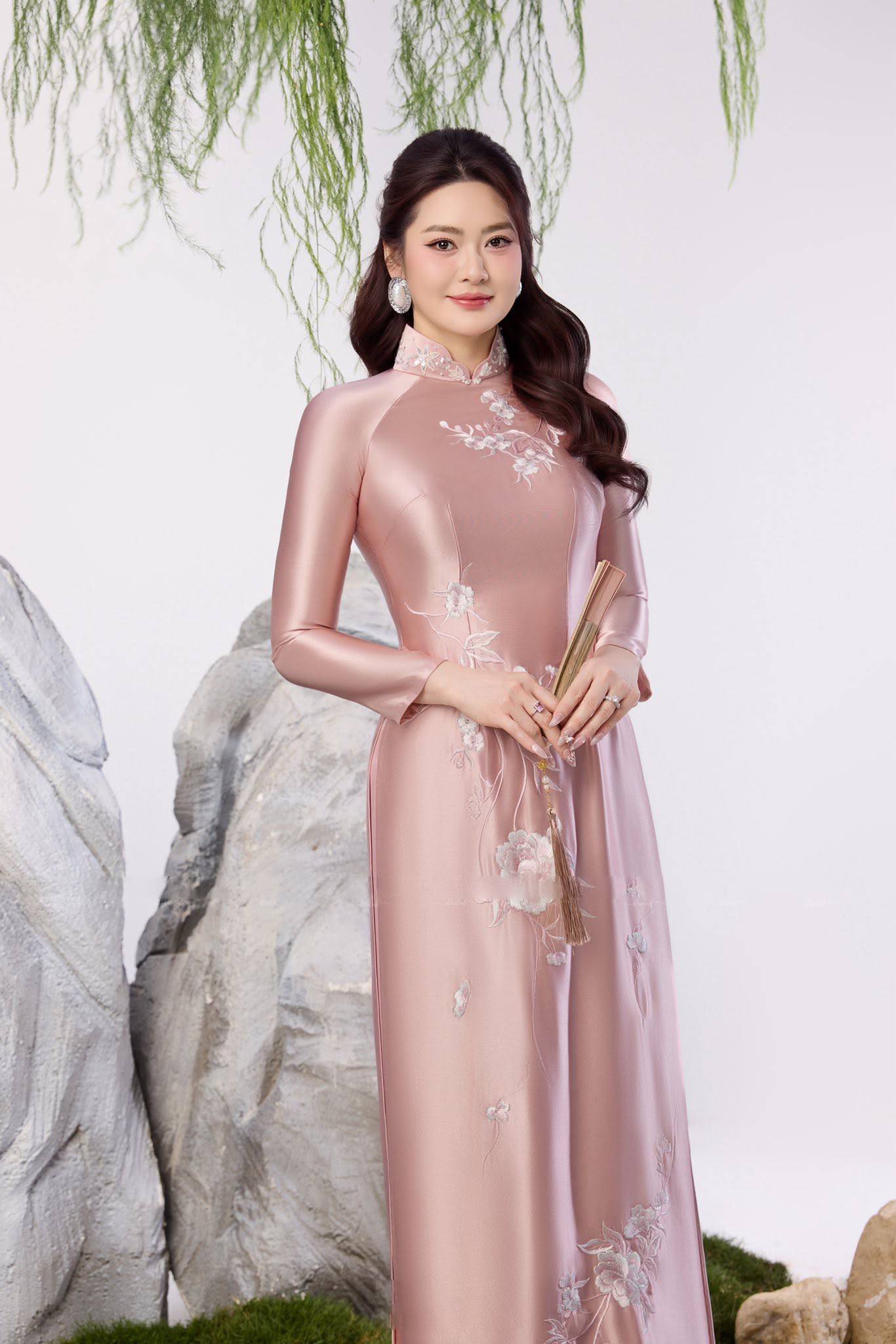 Áo Dài Trung Niên Màu Hồng Phấn Thêu Hoa Sang Trọng