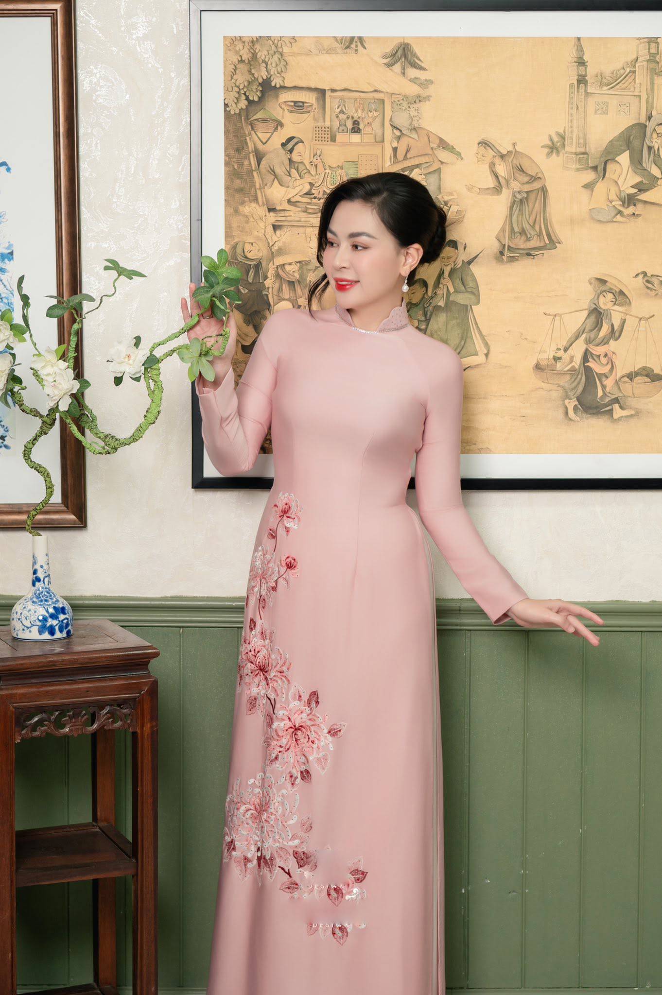 Áo Dài Trung Niên Màu Hồng Phấn Thêu Hoa Cao Cấp