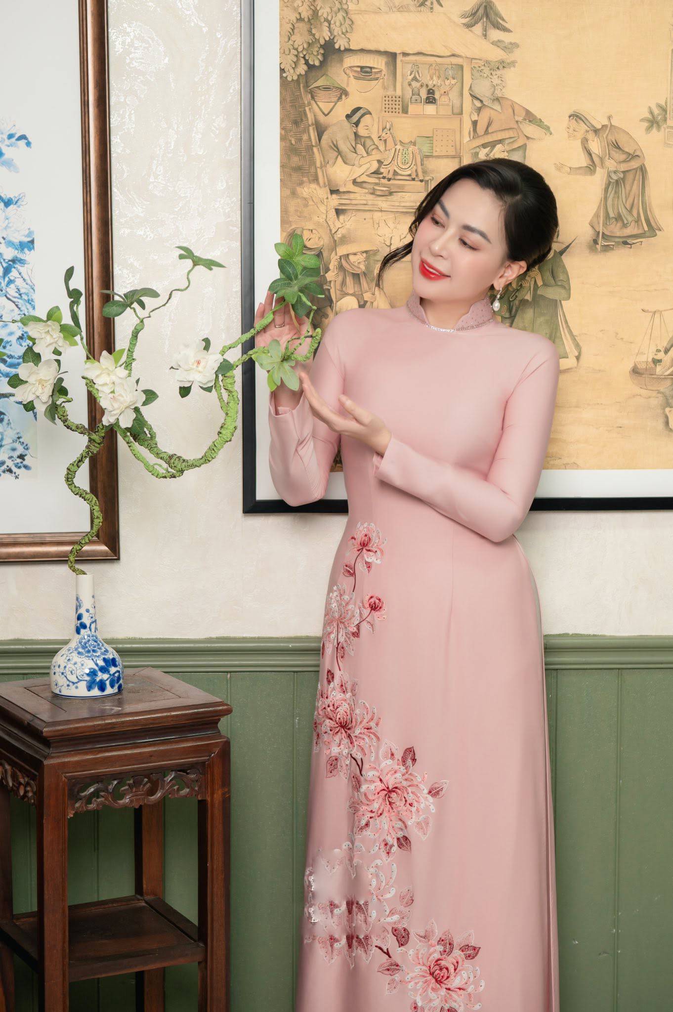 Áo Dài Trung Niên Màu Hồng Phấn Thêu Hoa Cao Cấp