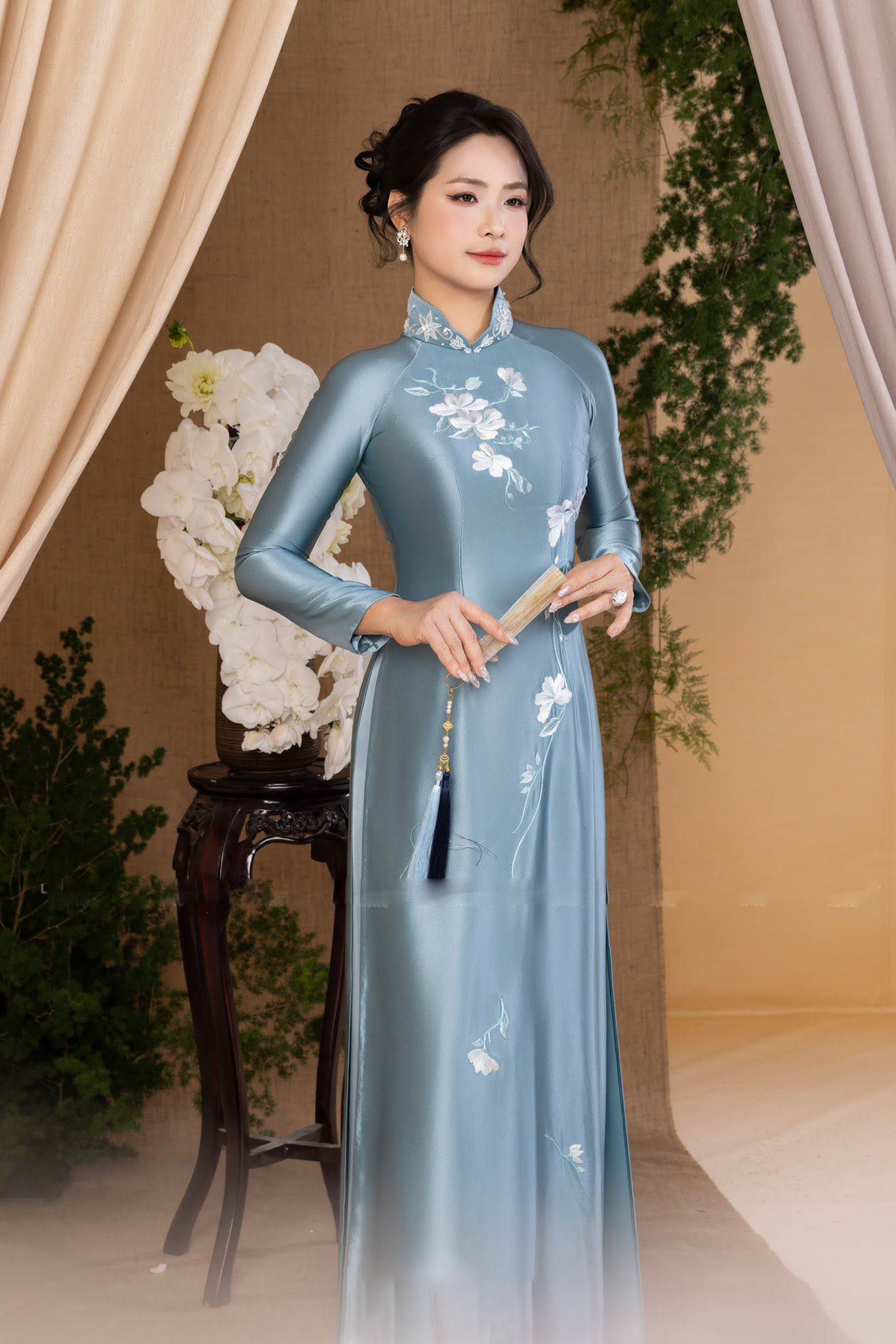 Áo Dài Trung Niên Màu Xanh Pastel Thêu Hoa Thanh Lịch Cao Cấp