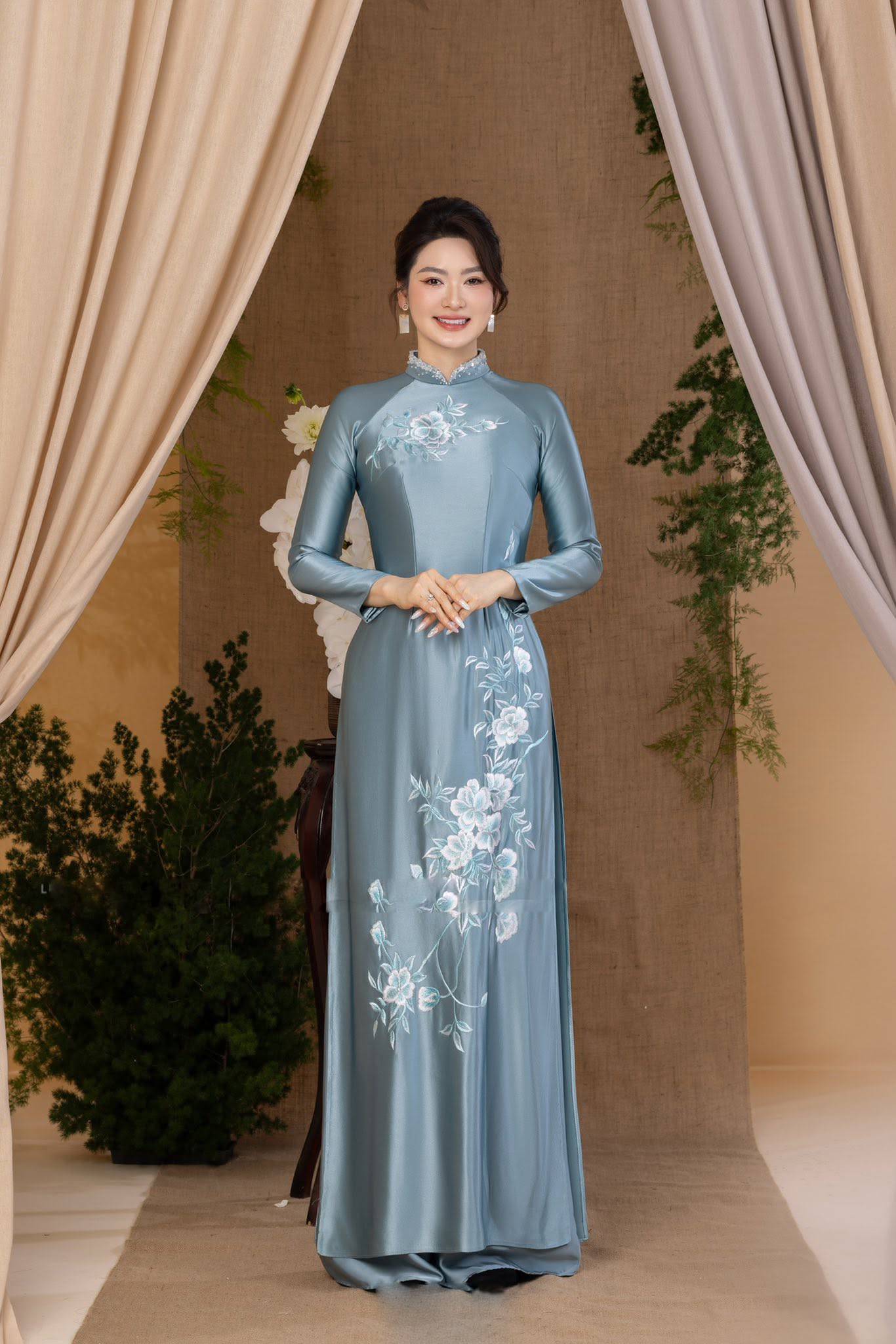 Áo Dài Trung Niên Màu Xanh Pastel Thêu Hoa Thanh Lịch HMN 02