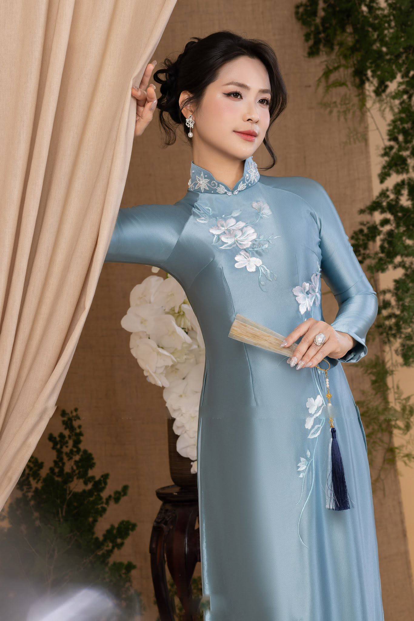 Áo Dài Trung Niên Màu Xanh Pastel Thêu Hoa Thanh Lịch Cao Cấp