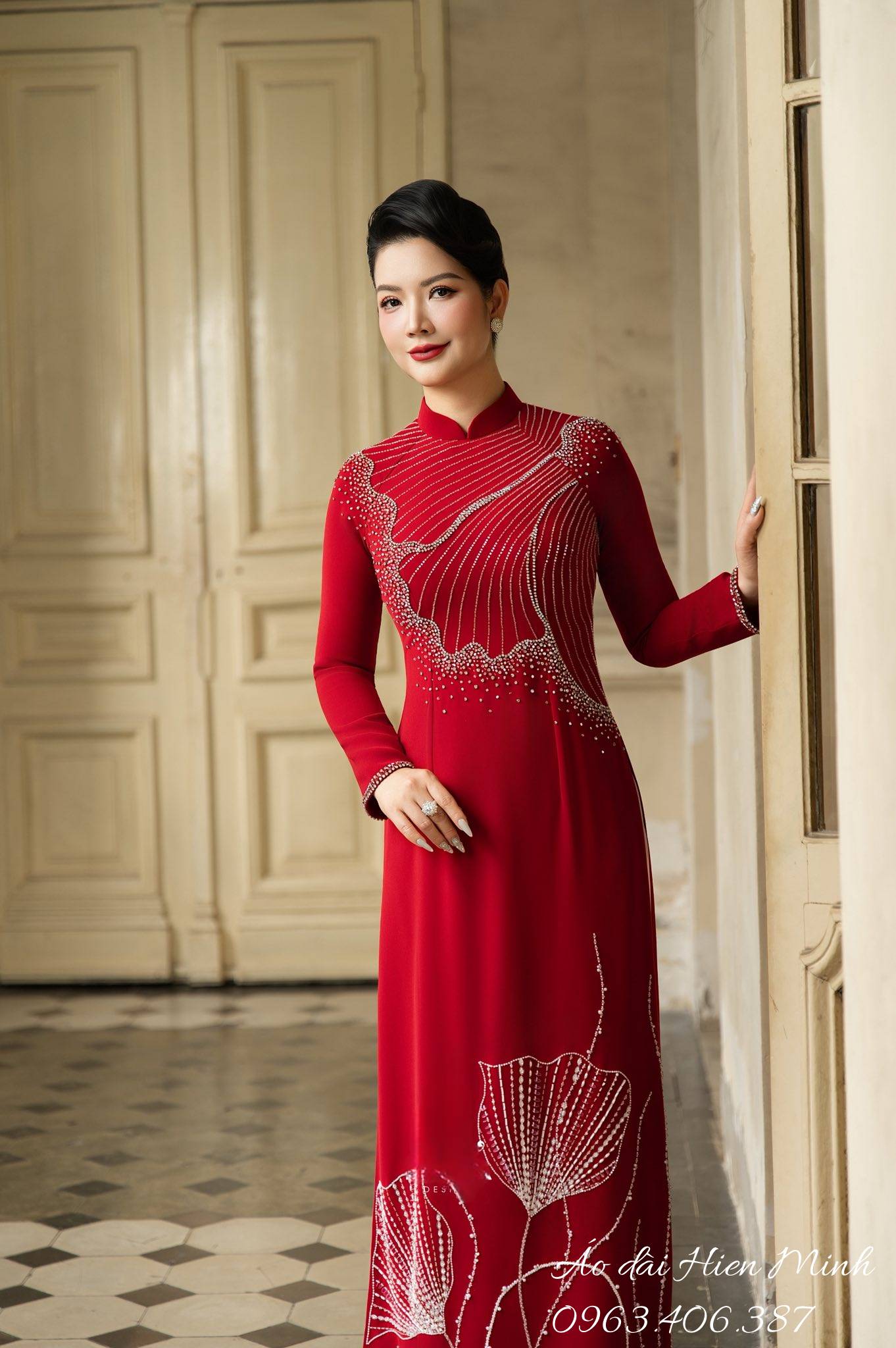 Áo dài bà sui màu đỏ đính pha lê sang trọng