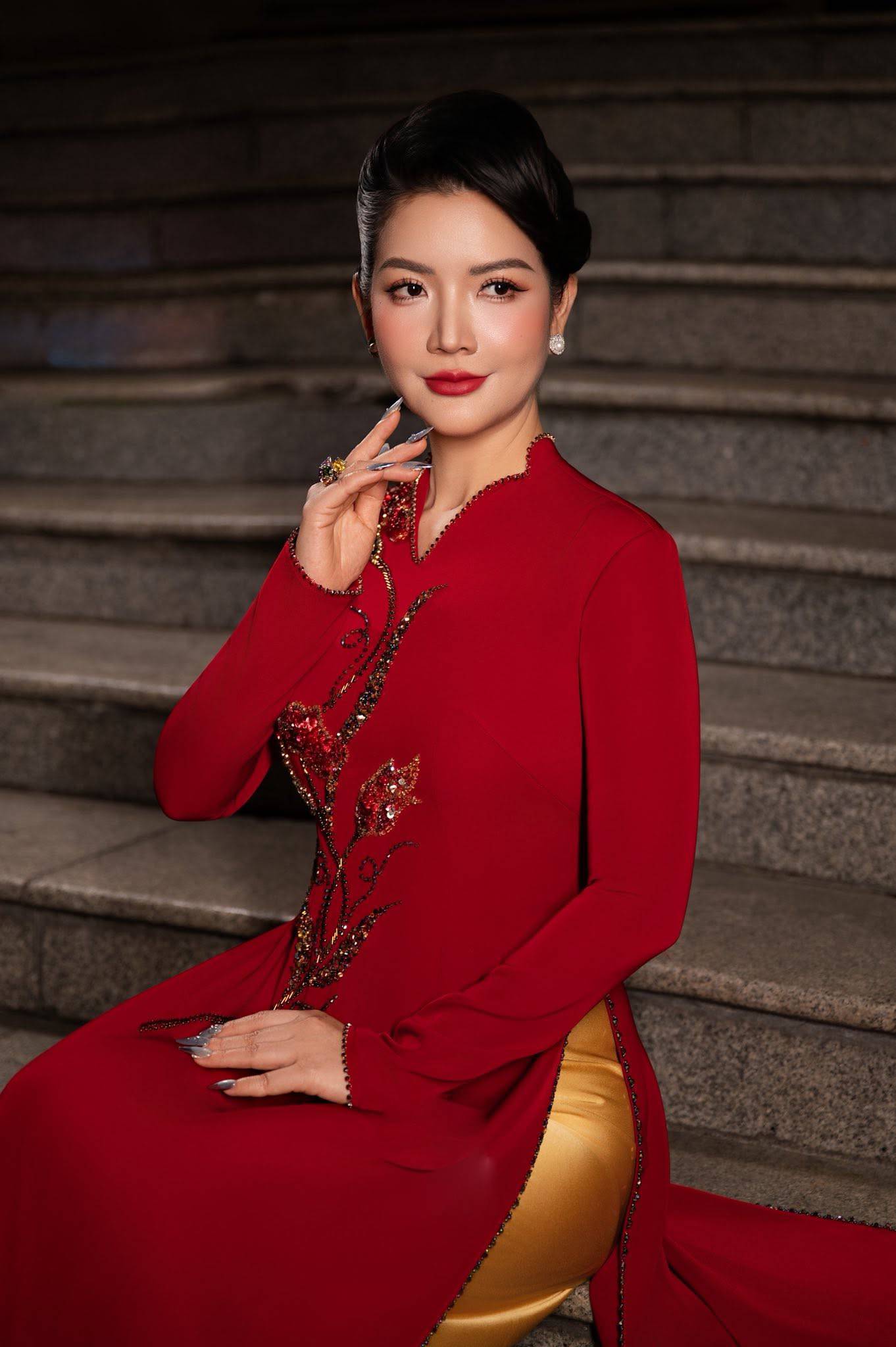 Áo Dài Trung Niên Màu Đỏ Đính Đá Họa Tiết Hoa Sang Trọng 4 Áo dài nữ màu đỏ sang trọng
