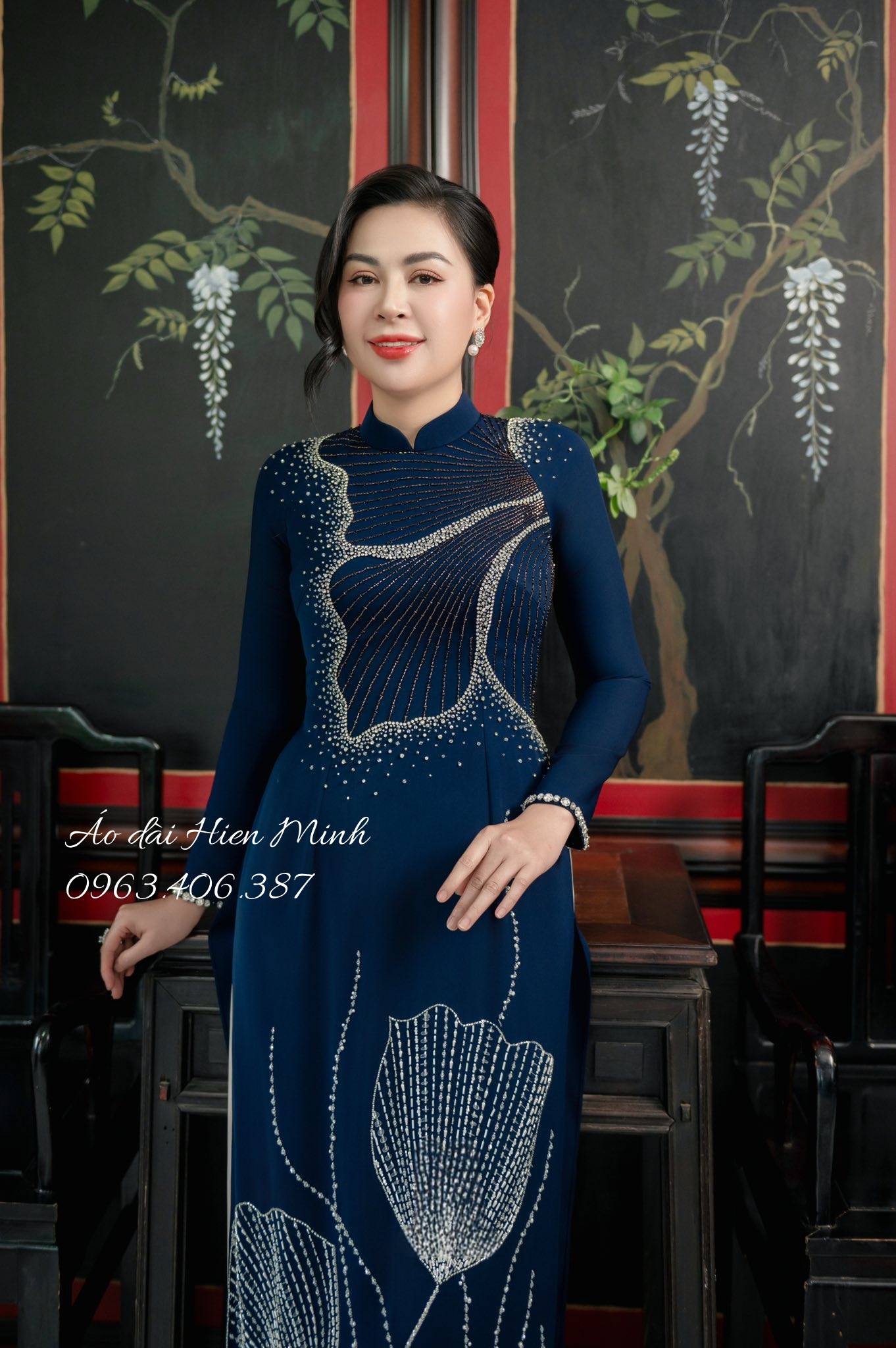 Áo Dài Bà Sui Màu Xanh Navy Đính Pha Lê Sang Trọng- Quý Phái